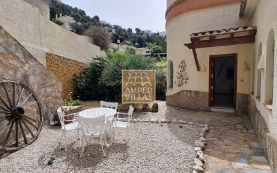 Spacious villa with panoramic views of the Bay of Altea.