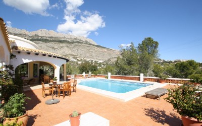 Schöne Villa, auf eine Ebene, zu verkaufen, mit grosse Garten, sonnig und  Meerblick  in Altea Costa Blanca.