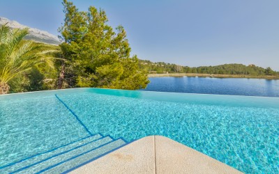 Beautiful villa on the edge of an artificial lagoon, in Altea.