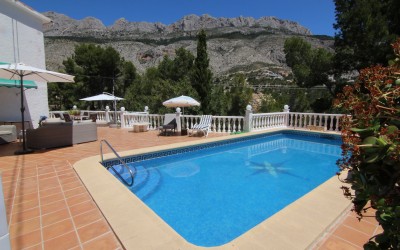 Spacious villa for sale with lots of privacy and stunning views of the Sierra Bernia.