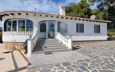 Completely renovated villa on one floor with a flat plot in Altea