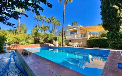 Villa im mediterranen Stil mit großem flachem Garten in Alfaz del Pi.