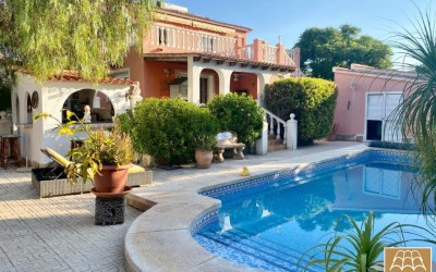 Fin villa med oppvarmet basseng og flat tomt i Alfaz del Pi.
