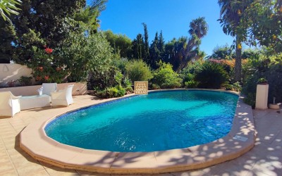 Gemutliche Villa mit 2 Wohnungen und einem schönen Garten mit Pool.