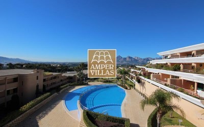 Geräumige und helle Wohnung mit geschlossener Garage in Sierra de Altea zu verkaufen.