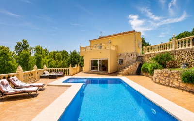Schöne Villa mit herrlichen Terrassen und Swimmingpool in La Nucia.