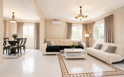 Schöne Villa mit herrlichen Terrassen und Swimmingpool in La Nucia.