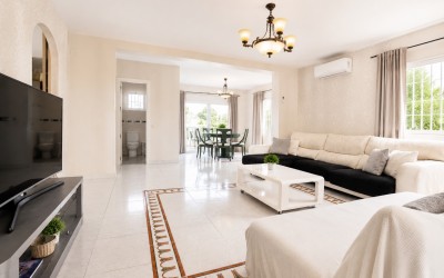 Schöne Villa mit herrlichen Terrassen und Swimmingpool in La Nucia.
