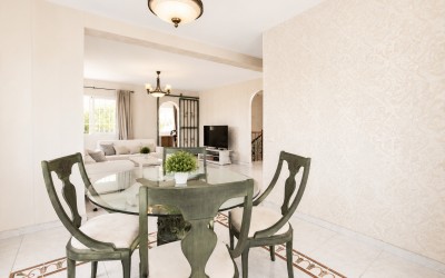 Schöne Villa mit herrlichen Terrassen und Swimmingpool in La Nucia.
