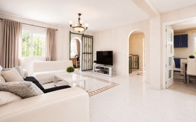 Schöne Villa mit herrlichen Terrassen und Swimmingpool in La Nucia.