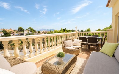 Schöne Villa mit herrlichen Terrassen und Swimmingpool in La Nucia.