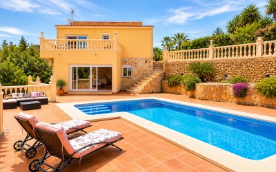 Schöne Villa mit herrlichen Terrassen und Swimmingpool in La Nucia.