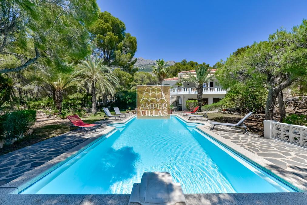 Exclusive villa in Altea offering complete privacy in a natural setting.