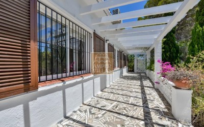 Exclusive villa in Altea offering complete privacy in a natural setting.