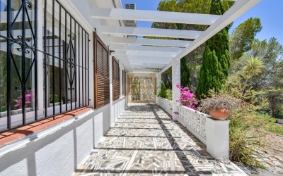Exclusive villa in Altea offering complete privacy in a natural setting.