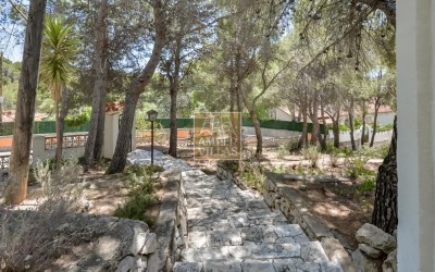 Exclusive villa in Altea offering complete privacy in a natural setting.