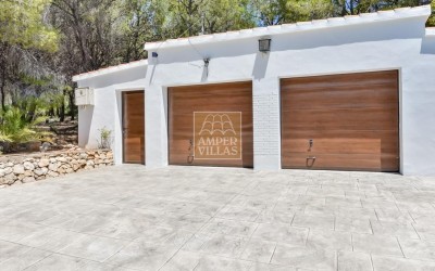 Exclusive villa in Altea offering complete privacy in a natural setting.