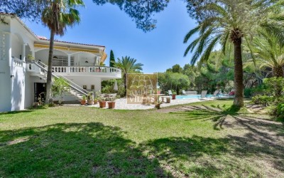 Exclusive villa in Altea offering complete privacy in a natural setting.