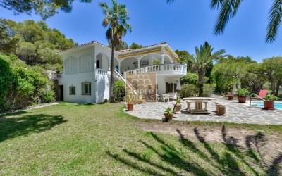 Exclusive villa in Altea offering complete privacy in a natural setting.