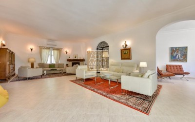 Exclusive villa in Altea offering complete privacy in a natural setting.