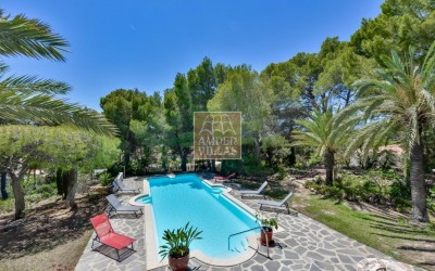 Exclusive villa in Altea offering complete privacy in a natural setting.