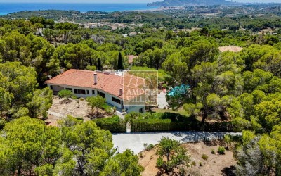 Exclusive villa in Altea offering complete privacy in a natural setting.