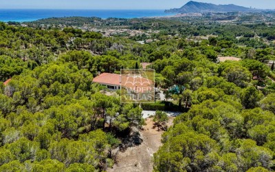 Exclusive villa in Altea offering complete privacy in a natural setting.