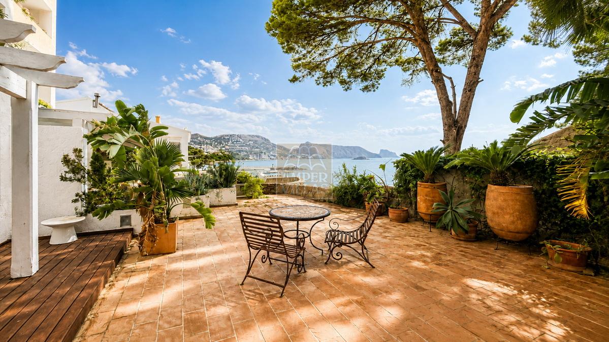 Luxuriöses Dreifamilienhaus direkt am Meer in La Olla, Altea