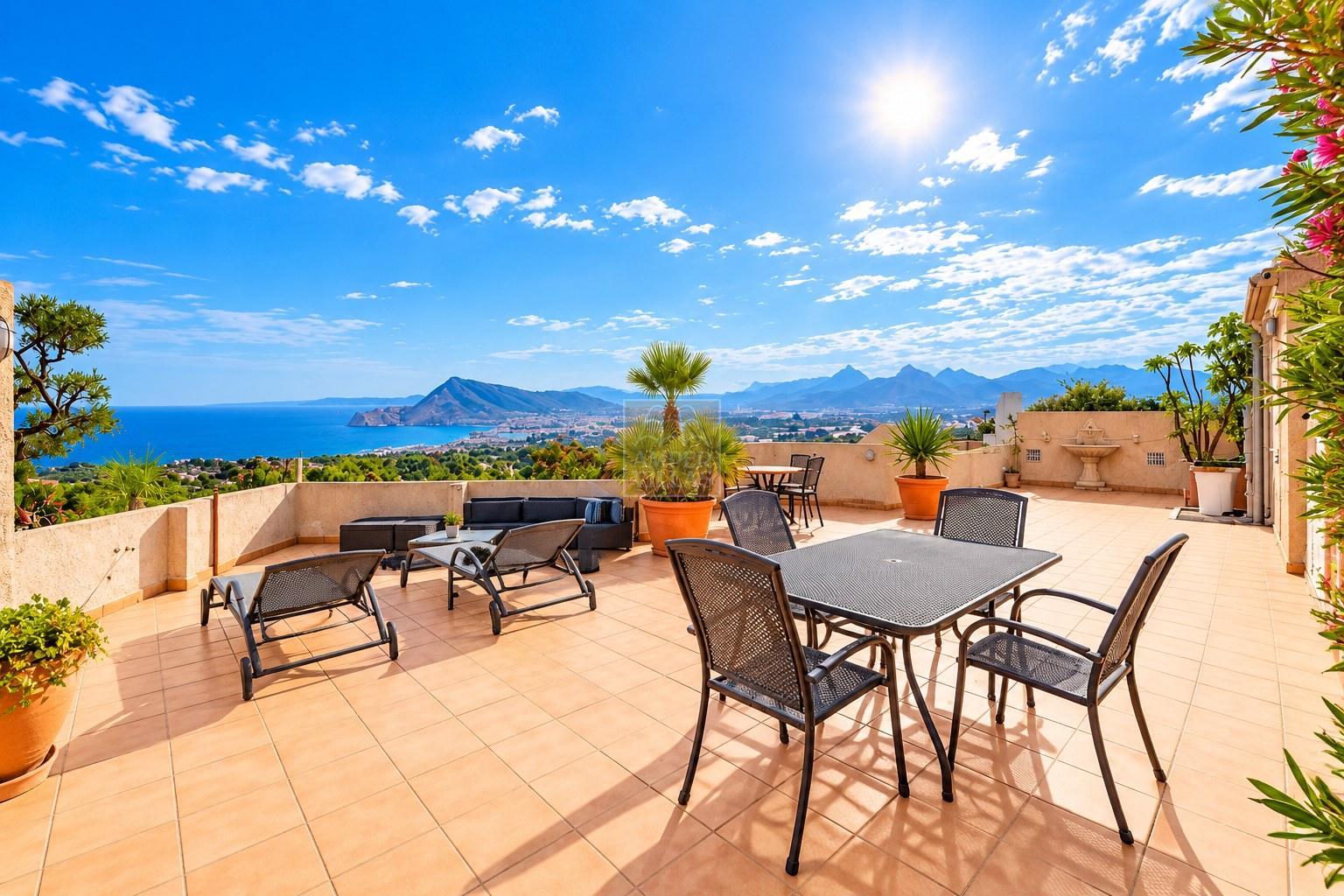 Duplex-Penthouse mit Panoramablick auf das Meer in Altea La Vella
French: